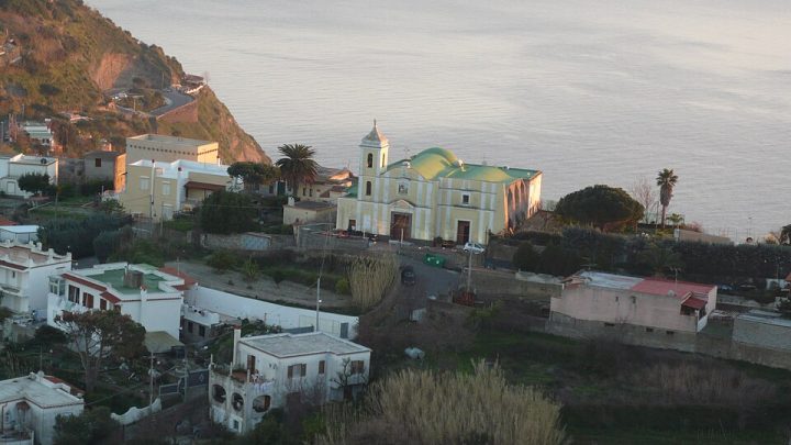 Ischia, azzannata dal pitbull del fratello e salvata dai poliziotti