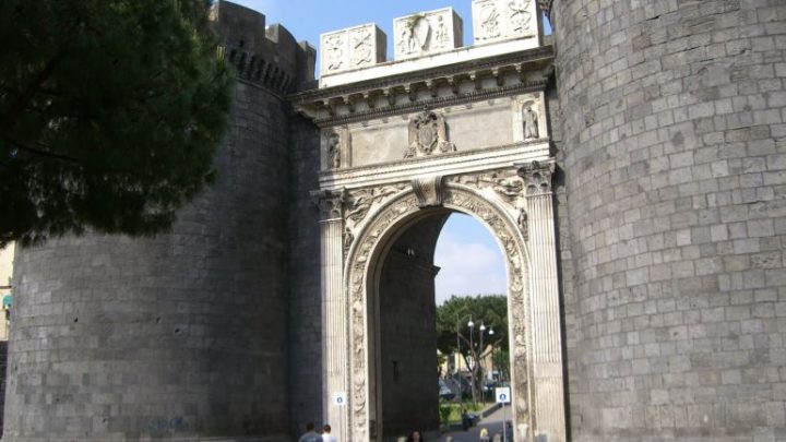 Napoli, a Porta Nolana una catena umana per dire no  al degrado urbano