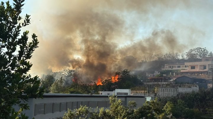 Incendio ai Campi Flegrei, proseguono senza sosta le operazioni di spegnimento