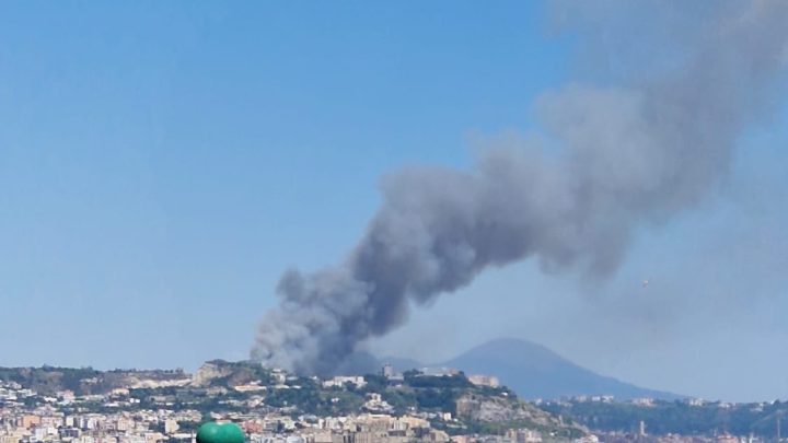 Incendio a Pozzuoli, ancora in corso il vasto rogo vicino all’Accademia Aeronautica