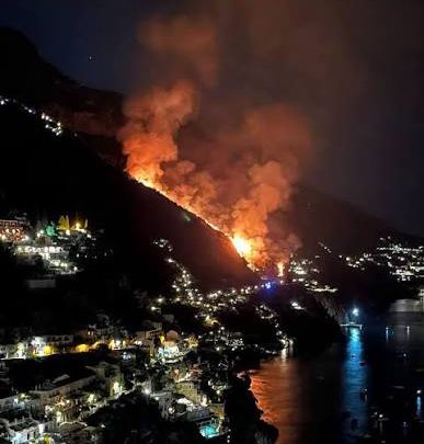 Amalfitana e Sorrentina, bruciano i boschi di una dei posti più belli del mondo