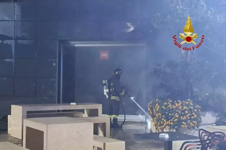 Incendio mobilificio a Maddaloni