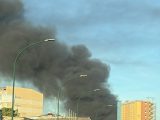 Incendio in via Brin, il Comune di Napoli: “Restate al chiuso e tenete le finestre chiuse”
