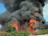 Napoli, a Pianura va a fuoco l’isola ecologica