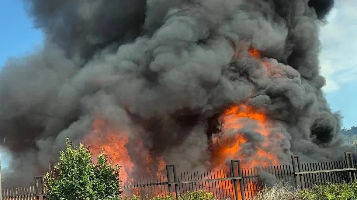 Napoli, a Pianura va a fuoco l’isola ecologica